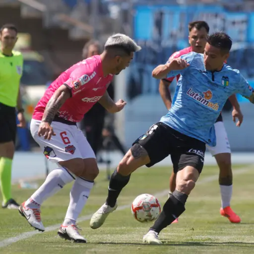 El jugador de OHiggins Carlos Auzqui, derecha, disputa el balon contra Lorenzo Reyes de Nublense ,Photosport