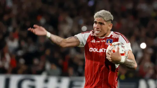 El jugador de Colo Colo Carlos Palacios, centro, c