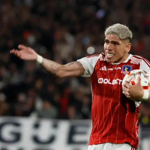 El jugador de Colo Colo Carlos Palacios, centro, c