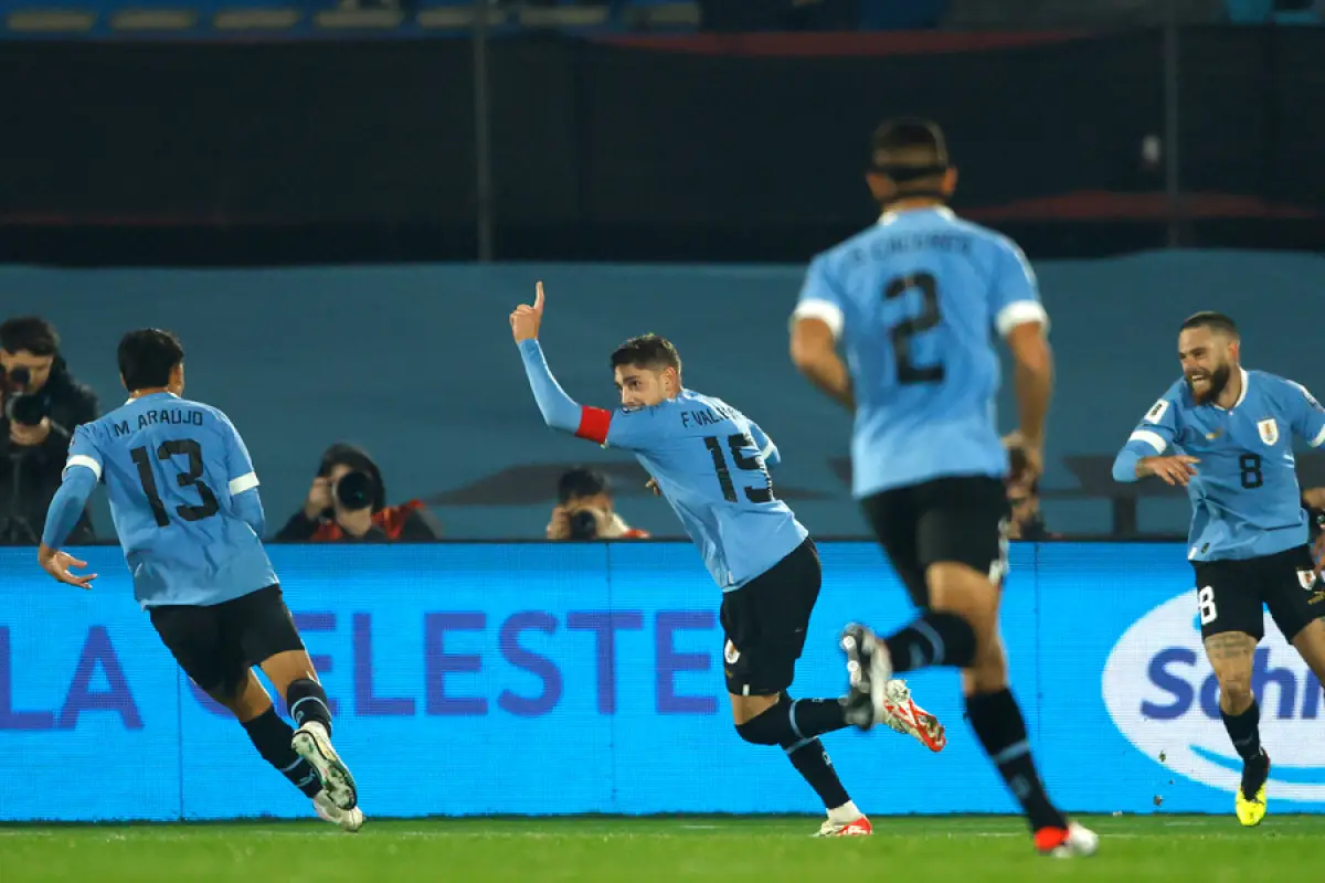 El jugador de Uruguay Federico Valverde, centro, c