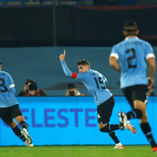 El jugador de Uruguay Federico Valverde, centro, c