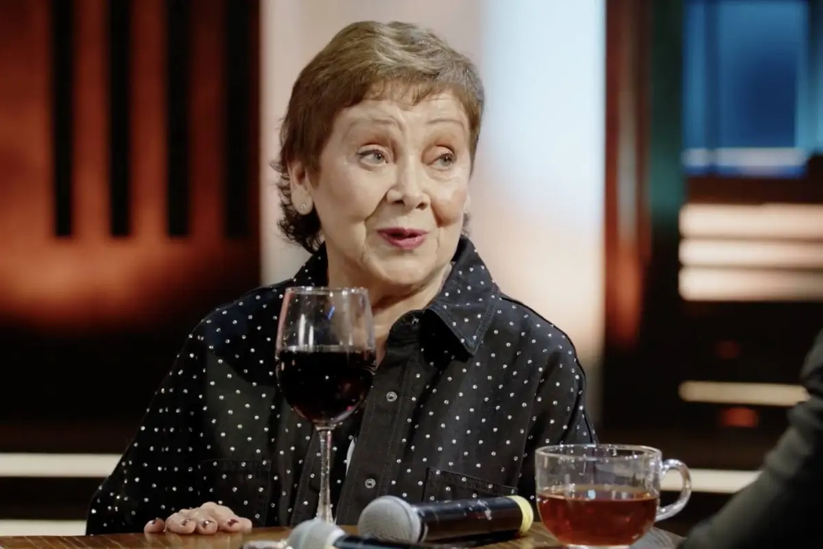 Gloria Benavides, TV{signomas}