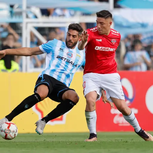 Joaquín Larrivey disputa el balón con Iván Rozas, de Ñublense ,Photosport
