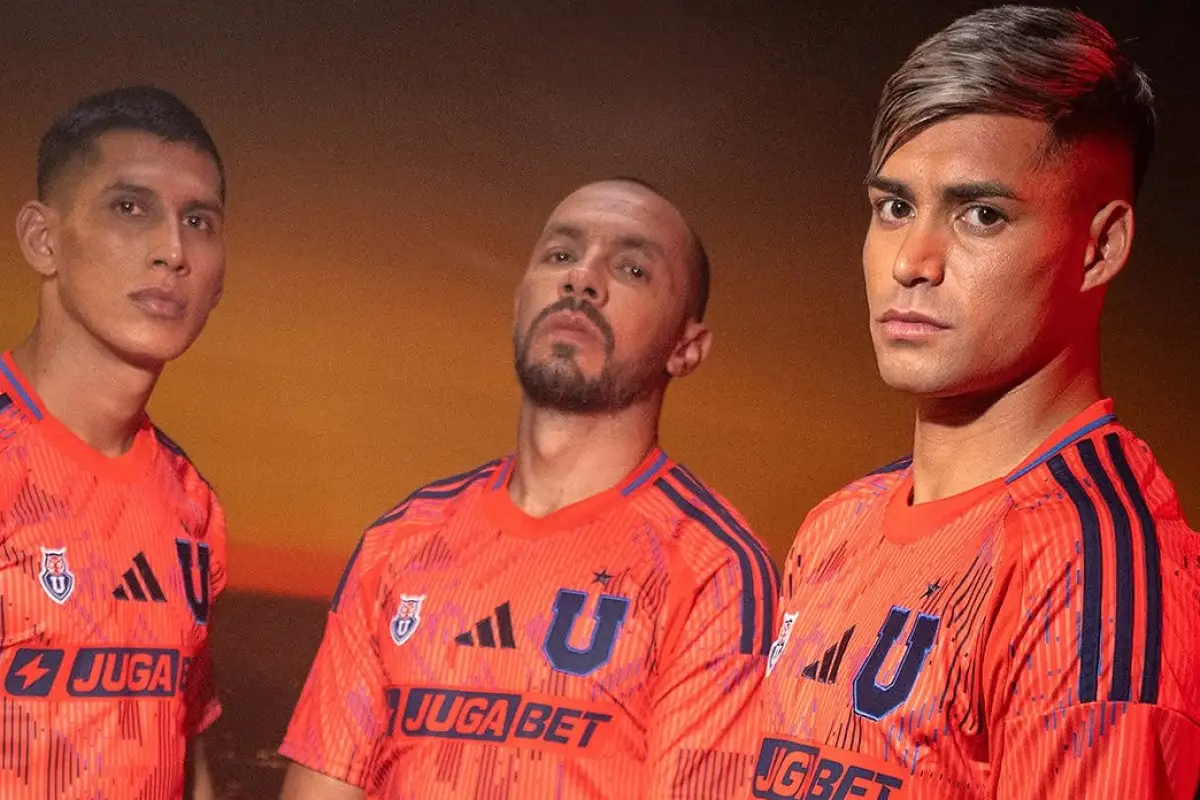 Nueva camiseta alternativa de la Universidad de Chile, instagram @adidascl