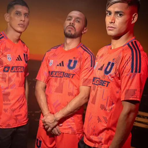 Nueva camiseta alternativa de la Universidad de Chile ,instagram @adidascl