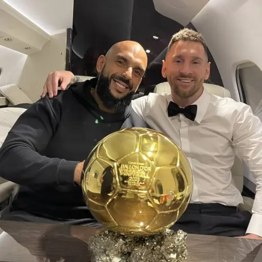 Yassine Cheuko y Lionel Messi